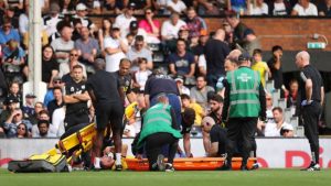 Zagueiro sofre fratura exposta em jogo do Sheffield na Premier League