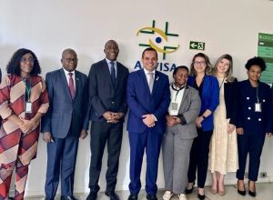 A Anvisa recebeu em sua sede, em Brasília (DF), uma delegação de Moçambique liderada pelo ministro da Saúde do país, Armindo Daniel Tiago.