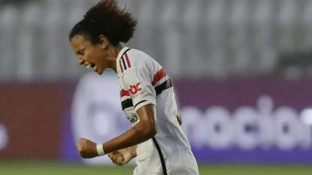 O São Paulo venceu o Corinthians por 2 a 1, de virada, na tarde deste domingo, 19, em clássico disputado na Vila Belmiro pelo jogo de ida da final do Paulistão Feminino de 2023.