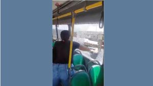 Uma mãe quebrou o vidro de um ônibus da linha 342, Viação Pavunense, no Rio de Janeiro, após seu filho passar mal com o calor.