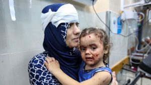 As gestantes que vivem na Faixa de Gaza têm se deparado com um dilema: ficar onde estão e correr risco de bombardeio, ou buscar um hospital.