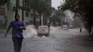 A queda de energia elétrica, ocasionada pelas chuvas, ainda permaneceu durante a primeira metade do dia hoje, na zona sul da capital paulista.