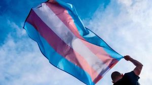 Brasileiros transgêneros que vivem no exterior já podem mudar nome e sexo diretamente nos consulados ou embaixadas dos países onde residem.