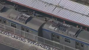 A colisão de dois trens de passageiros, na manhã desta segunda-feira (13), deixou ao menos seis pessoas feridas no RJ.