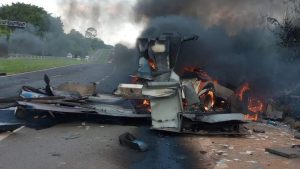 Na tarde da segunda-feira (13), um carro-forte explodiu ao ser atacado por assaltantes na (SP-332), em Cosmópolis (SP).