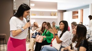 A jornalista Izabella Camargo participou de uma palestra nos EUA para discutir a relação entre saúde mental e os negócios para mulheres.