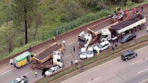 Um acidente envolvendo 12 veículos – quatro carretas e oito carros – deixou seis mortos na Rodovia Fernão Dias, na Serra de Igarapé (MG).