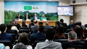 O Ministério da Agricultura e Pecuária (Mapa) instalou a Câmara Temática AgroCarbono Sustentável, nessa terça-feira (28), em evento que reuniu mais de 100 participantes de forma presencial e on-line em Brasília.