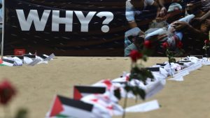 As areias de Copacabana foram cobertas por 120 mortalhas que representavam o número aproximado de crianças palestinas que morrem diariamente.