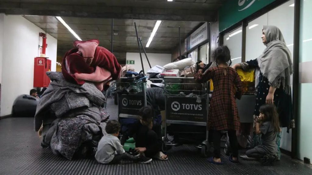 Refugiados afegãos continuam chegando ao Brasil pelo Aeroporto de Guarulhos, onde ficam acampados à espera de abrigo.