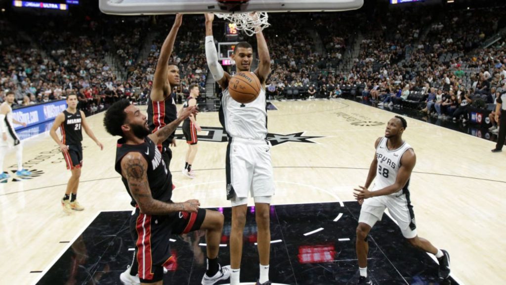 San Antonio Spurs x Miami Heat marca a rodada da NBA 2023/24 neste domingo, 12.