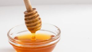 Em continuidade ao trabalho de combate a prática de fraude no mel brasileiro, o Ministério da Agricultura e Pecuária (Mapa) encontrou adulteração por açúcares C-4, como xaropes de milho ou de cana-de-açúcar, em 7,46% das 67 amostras analisadas.