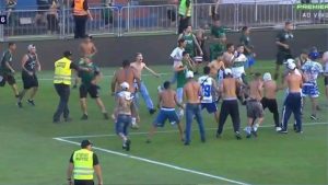 A partida entre Coritiba e Cruzeiro no último sábado, 11, ficou marcada por uma confusão de torcedores das duas equipes no gramado do estádio Durival Britto, pela 34ª rodada do Campeonato Brasileiro.