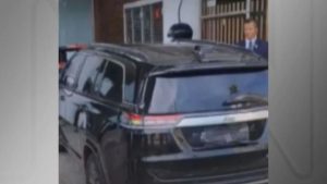 Carros da comitiva de Taylor Swift foram apreendidos após as autoridades receberem denúncia de que os veículos estariam com as placas cobertas por um plástico preto, segundo a Polícia Civil do Rio.