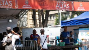 A prefeitura de SP vai montar dez tendas distribuídas pela cidade para entregar água e frutas à população vulnerável em dias de calor intenso.