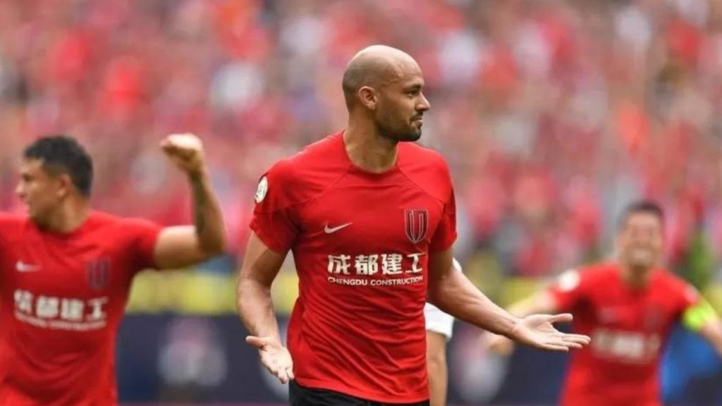 O atacante piauiense Felipe Sousa, ex-Fluminense-PI, vive grande fase no futebol chinês vestindo a camisa do Chengdu Rongcheng com 25 jogos, 11 gols e sete assistências na temporada da elite do futebol do país.