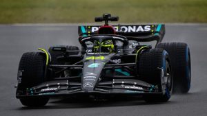 Lewis Hamilton sofre com W14 e expressa desejo de não pilotar mais o carro