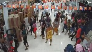 Um grande tumulto ocorreu em uma loja no Centro de Macapá (AP), em meio a uma promoção de Black Friday. Ao menos 16 pessoas ficaram feridas.