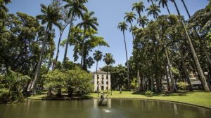 Os jardins do Museu da República, no Catete, na zona sul do Rio de Janeiro, transformaram-se em Día de los Muertos, popular celebração do México que homenageia os antepassados e amigos que se foram.