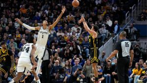 Na noite desta última sexta-feira, 24, o duelo entre Golden State Warriors e San Antonio Spurs foi marcado por dois grandes nomes: Stephen Curry e toda sua genialidade, contra a altura e habilidade de Victor Wembanyama.