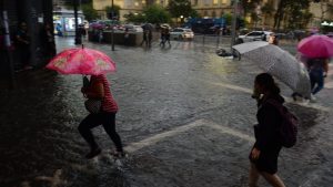 A Grande São Paulo foi atingida por fortes ventos e chuvas hoje (3), resultando em uma série de consequências - incluindo duas mortes.
