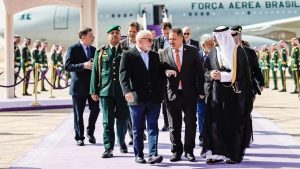 O presidente Luiz Inácio Lula da Silva (PT) desembarcou, nesta terça-feira (28), em Riade, capital da Arábia Saudita.