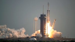 A empresa de foguetes SpaceX deve lançar, nesta manhã (às 10h) de sábado (18),o foguete Starship (apontada como a mais poderosa do mundo).
