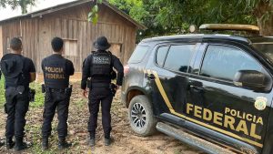 A Polícia Federal cumpriu hoje (10) um mandado de prisão preventiva e quatro mandados de busca e apreensão em terras indígenas no Pará.