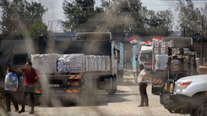 Como parte do acordo de cessar-fogo firmado entre Israel e o Hamas, espera-se que caminhões levem ajuda humanitária a Gaza.