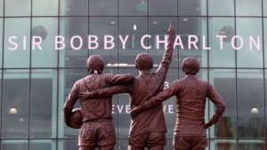 Príncipe William participa de funeral de Bobby Charlton, ídolo do Manchester United