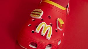 Colaboração inédita Crocs lança vários modelos com McDonald’s