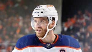 Connor McDavid revela surpresa na demissão de Woodcroft dos Oilers