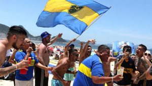 Copacabana vira "sede" de torcedores do Boca Juniors no Rio de Janeiro