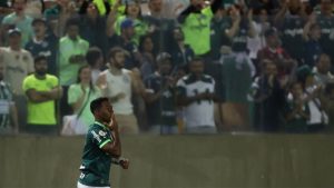 Endrick decide mais uma vez, Palmeiras bate Athletico e encosta no Botafogo