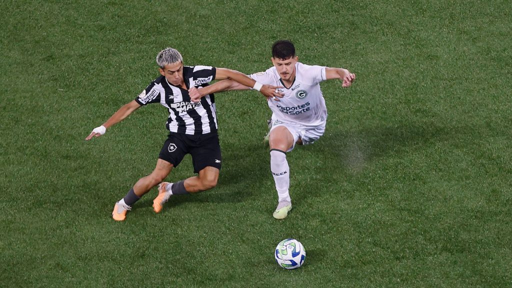 Já pensando na montagem do elenco para a próxima temporada, o Corinthians negocia a contratação do lateral-esquerdo, Hugo, que pertence ao Goiás e tem se destacado durante a atual edição do Brasileirão.