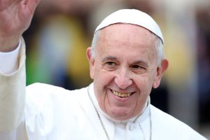 O papa Francisco foi presenteado na quarta-feira (22) com uma camisa do Flamengo por um torcedor. O momento foi registrado em vídeo.
