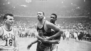 O primeiro confronto entre Russell e Chamberlain na NBA