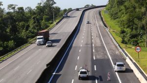 O edital para a concessão de 213,5 quilômetros de rodovias do Lote Litoral Paulista, que liga o Alto Tietê ao Litoral Sul, foi publicado no Diário Oficial do Estado na última sexta-feira (15).