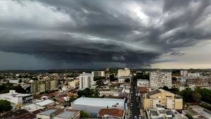O Rio Grande do Sul amanheceu nesta sexta-feira (29) sob forte temporal que causou estragos na região metropolitana de Porto Alegre