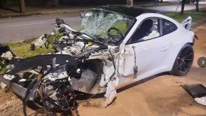 O passageiro, Cayke Pelegrino Tavares, morreu na hora. Já o motorista da Porshe, Rodrigo Rodrigues Andrade Chiatti, ficou ferido.