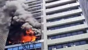 No vídeo é possível ver onde começou o incêndio, em um prédio adjacente ao Ministério do Trabalho, em Buenos Aires.