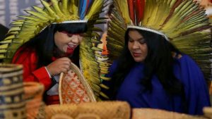 A feira possibilita que os visitantes possam conhecer melhor a cultura dos povos indígenas e reúne peças de artesanato de diversas aldeias.