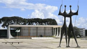 Praça dos Três Poderes, em Brasília, com o prédio do STF ao fundo