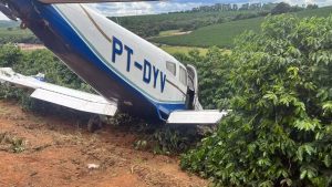 O acidente ocorreu por volta de 10h30 desta terça-feira (26). O proprietário do cafezal confirmou que o avião realizou um pouso de emergência.