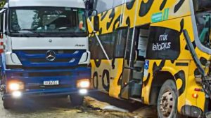 A colisão entre um ônibus e um caminhão está causando transtornos aos motoristas que descem a Serra de Petrópolis em direção ao Rio de Janeiro pela BR-040.