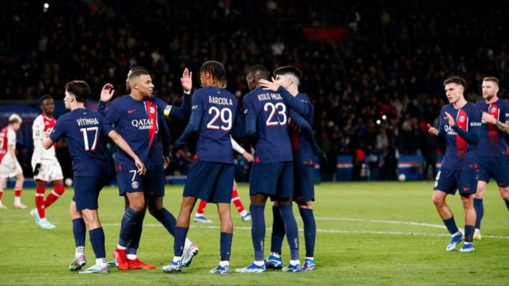 Neste sábado, 9, o PSG recebeu o Nantes, em partida válida pela 15ª rodada da Ligue 1. O confronto foi marcado por um primeiro tempo truncado, chances para as duas equipes, mas os donos da casa foram superiores e conquistaram uma vitória por 1 a 0, que mantém a liderança da competição intacta. 