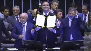 Em sessão solene para promulgação da reforma tributária, o presidente do Congresso Nacional, senador Rodrigo Pacheco (PSD-MG), destacou nesta quarta-feira (20) que a proposta foi aprovada, porque o Brasil não poderia continuar a conviver com o atraso.