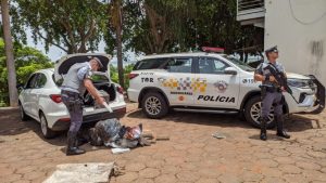 A Polícia Militar Rodoviária prendeu um homem que transportava mais de 120 tijolos de maconha no porta-malas de um veículo.