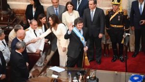 O presidente eleito Javier Milei e sua vice-presidente Victoria Villarruel já assinaram os Livros de Honra do Senado antes de prestarem juramento ao cargo, e cada um deixou uma dedicatória especial em suas assinaturas.