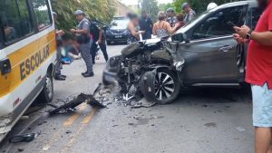 Na manhã desta segunda-feira (11), um acidente envolvendo uma van escolar e um carro ocorreu em Cotia, na Grande São Paulo.